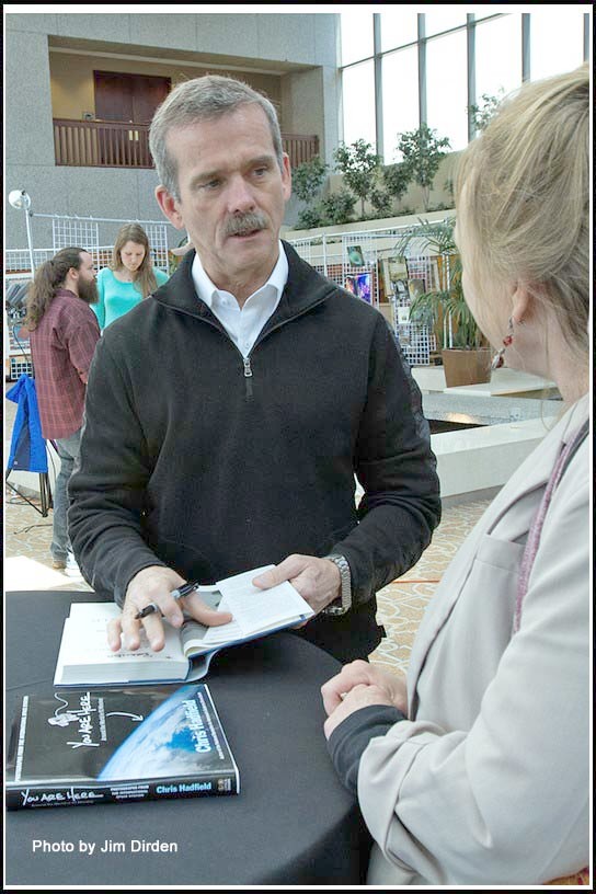 hadfield_book-signing_music-fair_ifac2015_04_7700