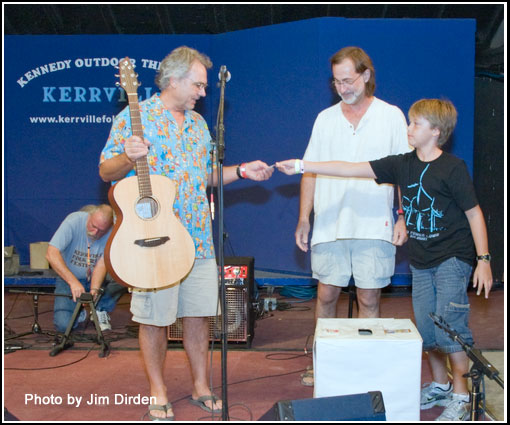 guitar-raffle_kwmf08_dvd3_2860